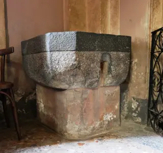 Capitello usato come fonte battesimale - Parrocchiale di San Biagio a Doues