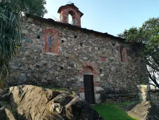 Fianco - Chiesa di San Pietro a Pavone Canavese