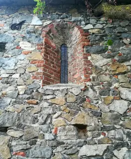 Monofora in cotto - Chiesa di San Pietro a Pavone Canavese