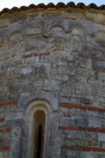 Abside particolare sculture con stelle a 6 punti - Chiesa Cimiteriale di San Martino a Montafia