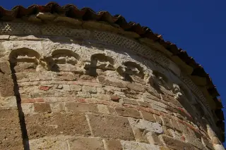 Abside particolare sculture e fregio a damier - Chiesa Cimiteriale di San Martino a Montafia