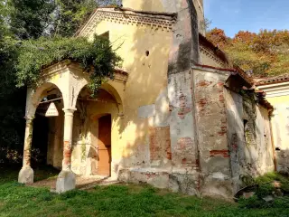 Facciata e fianco destro - Chiesa di San Silvestro in Castro a BrionaFrazione Proh