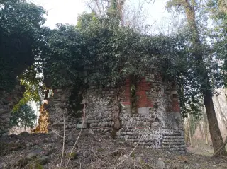 Resti esterno abside - Ruderi Della Chiesa di San Sebastiano a Gattinara