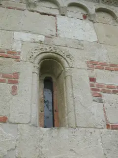 Monofora absidale - Chiesa o Pieve dei Santi Nazario e Celso a Montechiaro d'Asti