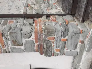 Dettaglio muratura. - Chiesa di San Pietro de Fenestrella a Berzano di San Pietro