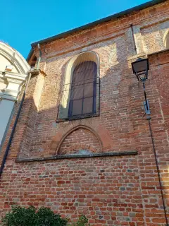 Arco gotico sul fianco - Chiesa di San Bartolomeo a Montechiaro d'Asti