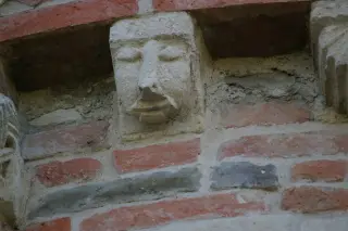 Fregi esterni: figura antropomorfa - Pieve o Chiesa Cimiteriale di San Lorenzo a Montiglio Monferrato