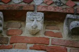 Fregi esterni: figura zoomorfa - Pieve o Chiesa Cimiteriale di San Lorenzo a Montiglio Monferrato