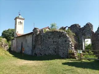 Fianco e resti castello - Chiesa della Natività di Maria a Prato Sesia