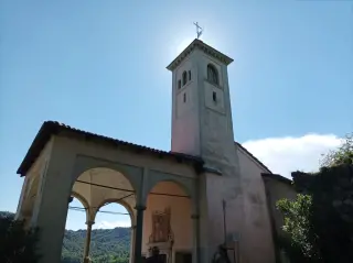 Fianco portico e campanile - Chiesa della Natività di Maria a Prato Sesia