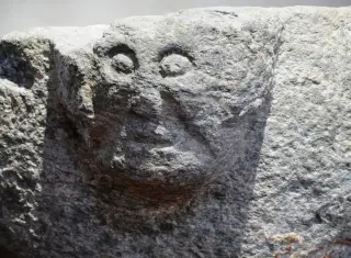 Fonte battesimale dettaglio - Chiesa di Santa Maria Assunta o Saint-Roch o Castro Argenteo a VilleneuveFrazione Saint-Roch