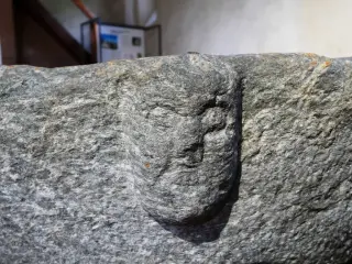 Fonte battesimale dettaglio - Chiesa di Santa Maria Assunta o Saint-Roch o Castro Argenteo a VilleneuveFrazione Saint-Roch