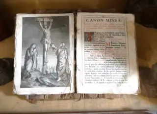 Particolare del reliquiario: messale - Parrocchiale di Santa Margherita a Bionaz