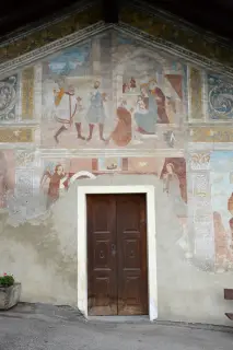 Affreschi in facciata - Cappella della Natività e Visitazione della Vergine a La SalleFrazione Cours o Ecours