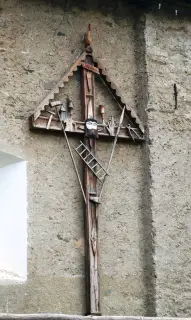 Croce con gli strumenti della passione - Cappella di Santa Barbara e San Teodulo a AymavillesFrazione Ozein