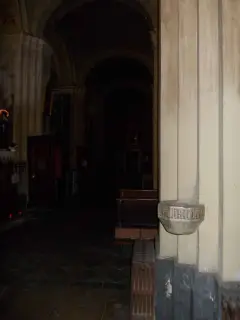 Prima campata lato sinistro, acquasantiera a muro - Chiesa di Santa Maria Maddalena a Villafranca Piemonte