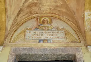 Lunetta sopra il portale - Chiesa della Madonna dell'Assunta a Arola