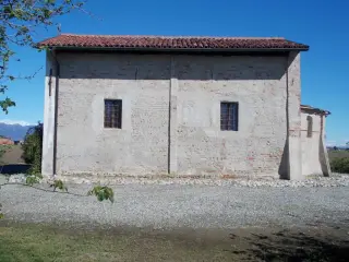 Lato sud forse traccia di porta cimiteriale tamponata sotto finestra destra - Cappella di Santa Maria Dei Genitrix a Villafranca PiemonteFrazione San Luca