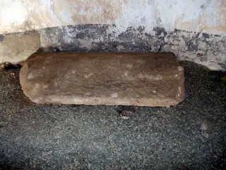 Probabile cippo romano dietro l'altare - Cappella di Santa Maria Dei Genitrix a Villafranca PiemonteFrazione San Luca