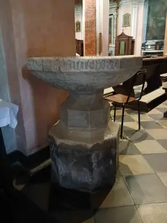 Fonte battesimale ora acquasantiera - Parrocchiale di Santa Maria Assunta a Bricherasio
