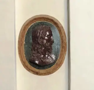 Medaglione in porfido - Chiesa di Santa Croce e Tutti i Santi a Bosco Marengo