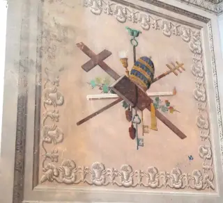 Stemmi papali nel coro - Chiesa di Santa Croce e Tutti i Santi a Bosco Marengo