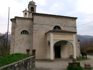Facciata - Parrocchiale di San Dionigi Areopagita a VaralloFrazione Locarno