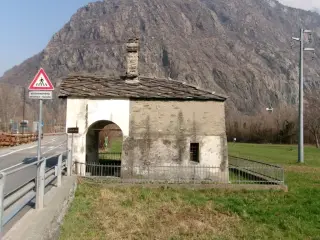 Fianco sinistro - Cappella di St Suaire a IssogneFrazione La Place