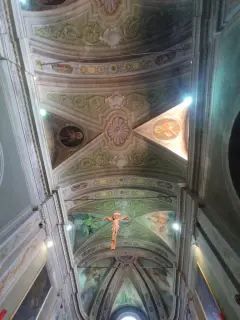 Soffitto e crocefisso - Chiesa di San Leonardo a NebbiunoFrazione Tapigliano