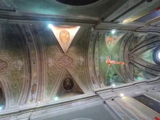 Soffitto e crocefisso - Chiesa di San Leonardo a NebbiunoFrazione Tapigliano