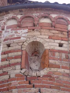 Particolare abside laterale - Pieve di San Vittore a Priocca
