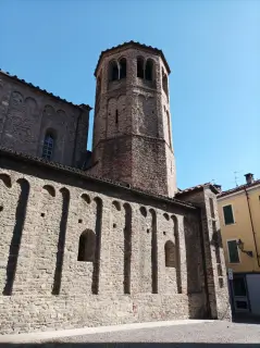 Fianco e campanile - Basilica o Cattedrale di San Pietro a Acqui Terme
