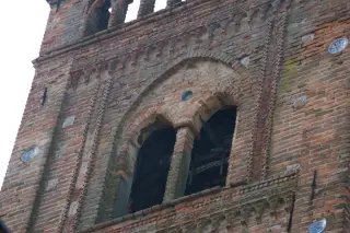 Bifora e scodella smaltata - Chiesa di San Giovanni Battista a Sale