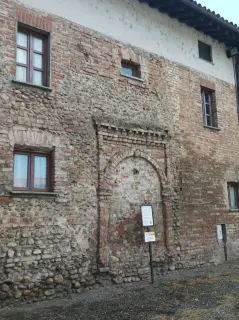 Antico portale - Chiesa di Santa Maria di Banno o di Santo Stefano o di Sezzè a Sezzadio