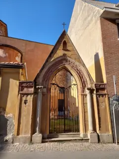 Portale laterale - Oratorio di San Bartolomeo a Valenza