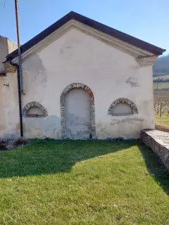 Costruzione nei pressi della chiesa - Pieve dell' Assunta a Vesime