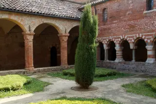 Chiostro - Canonica di Santa Maria di Vezzolano a AlbugnanoFrazione Vezzolano