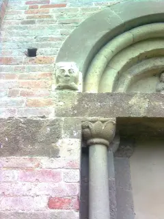 Particolare portale sinistro - Canonica di Santa Maria di Vezzolano a AlbugnanoFrazione Vezzolano