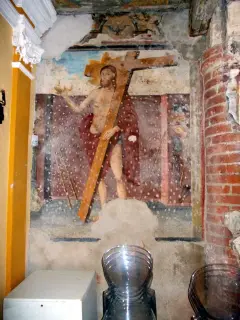 Controfacciata sinistra, Cristo risorto con strumenti della passione - Ex Parrocchiale di Santa Caterina a Villanova MondovìFrazione Villa