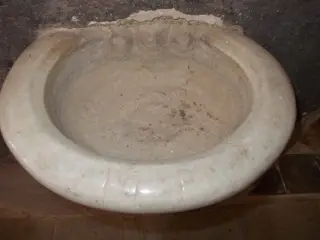 Acquasantiera - Chiesa o Monastero dei Santi Pietro e Colombano a Pagno