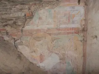 Tracce di affresco sull'antico arco trionfale nel sottotetto - Chiesa o Monastero dei Santi Pietro e Colombano a Pagno