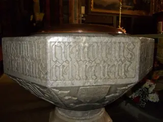 Fonte battesimale: Creatorem (h) celi et ter®e. - Parrocchiale di Sant'Andrea a Brossasco