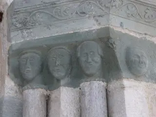 Figure umane portale lato destro - Parrocchiale di San Pietro e Paolo a Sampeyre