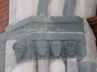 Figure umane portale lato sinistro - Parrocchiale di San Pietro e Paolo a Sampeyre