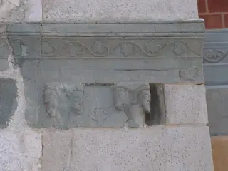 Portale figure umane e zoomorfe - Parrocchiale di San Pietro e Paolo a Sampeyre