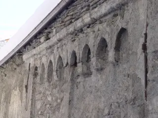 Archetti pensili sul fianco - Parrocchiale di Sant'Antonio a PontechianaleFrazione Chianale