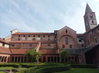 Chiostro - Abbazia di Santa Maria a RevelloFrazione Staffarda
