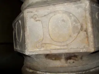 Fonte battesimale stelo, D(ominus) - Campanile Antica Chiesa di San Giovanni Battista a Barge