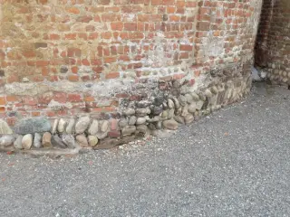 Basamento absidale in ciottoli - Chiesa di San Giovanni Ai Campi a Piobesi Torinese