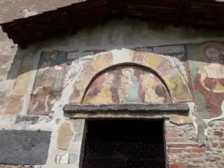 Affreschi in facciata - Chiesa di San Giovanni Ai Campi a Piobesi Torinese